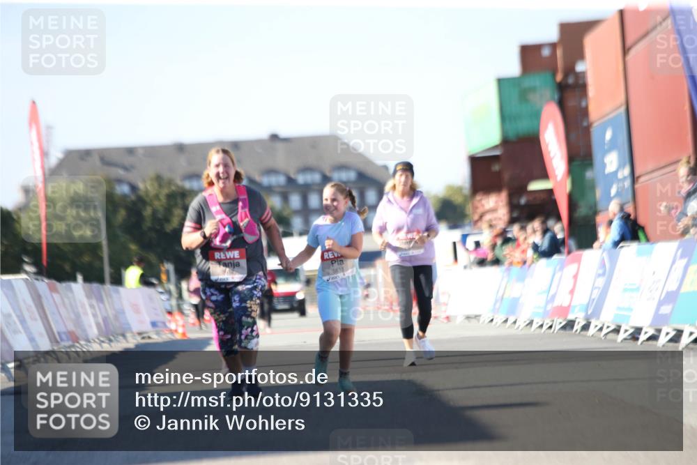 03.10.2025 - Köhlbrandbrückenlauf Jannik Wohlers http://msf.ph/oto/9131335 03.10.2025 13:50:09 Ziel 5611, 5612 meine-sportfotos.de