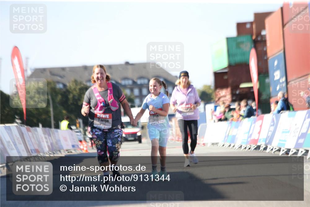 03.10.2025 - Köhlbrandbrückenlauf Jannik Wohlers http://msf.ph/oto/9131344 03.10.2025 13:50:10 Ziel 5611, 5612 meine-sportfotos.de
