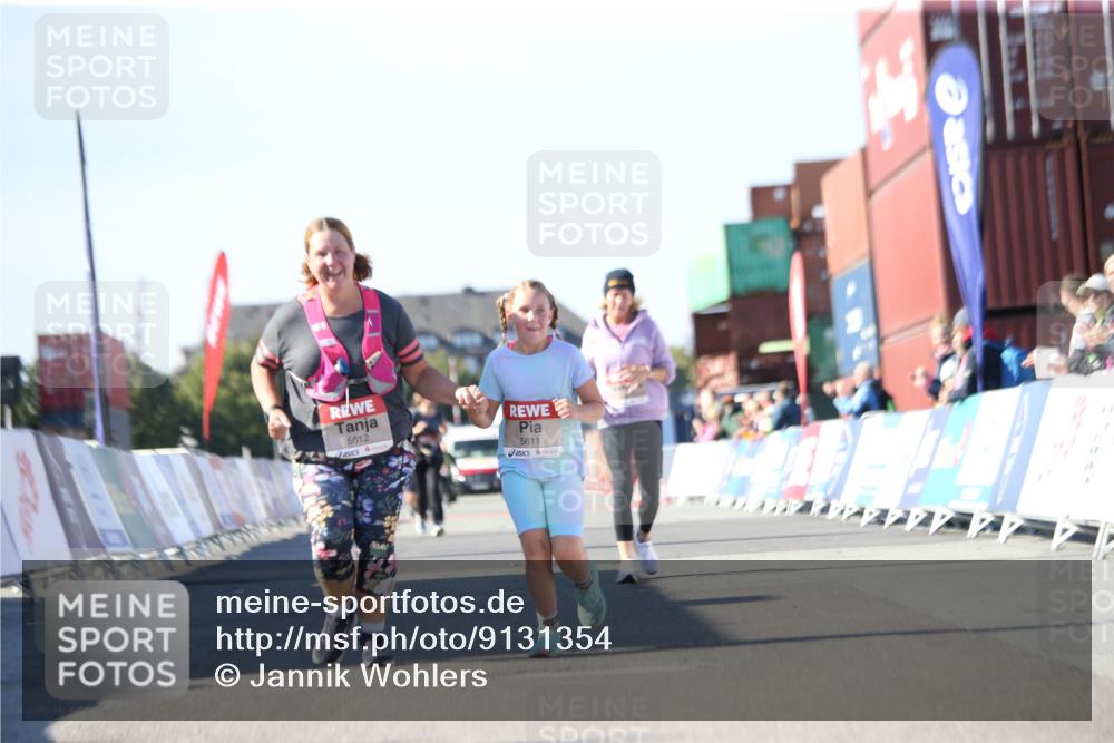 03.10.2025 - Köhlbrandbrückenlauf Jannik Wohlers http://msf.ph/oto/9131354 03.10.2025 13:50:13 Ziel 5611, 5612 meine-sportfotos.de