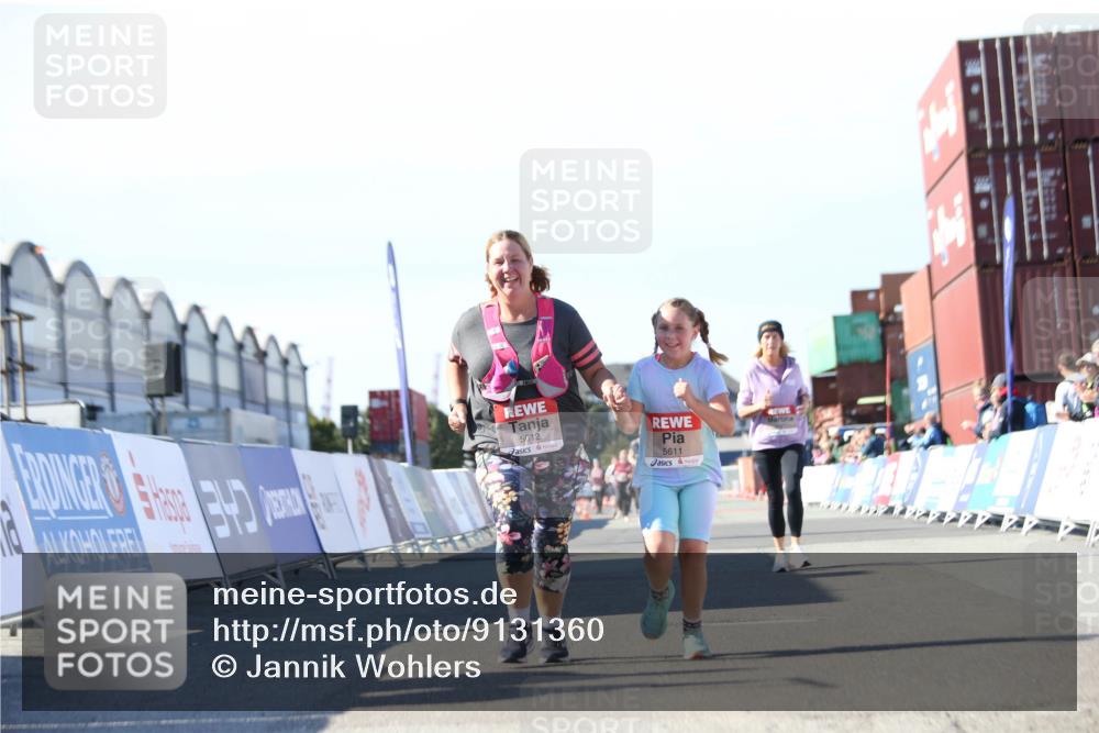 03.10.2025 - Köhlbrandbrückenlauf Jannik Wohlers http://msf.ph/oto/9131360 03.10.2025 13:50:14 Ziel 5225, 5611, 5612 meine-sportfotos.de