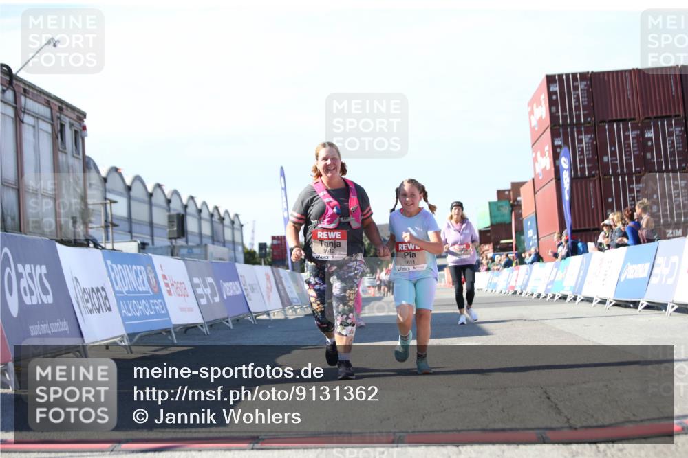 03.10.2025 - Köhlbrandbrückenlauf Jannik Wohlers http://msf.ph/oto/9131362 03.10.2025 13:50:15 Ziel 5225, 5547, 5611, 5612 meine-sportfotos.de