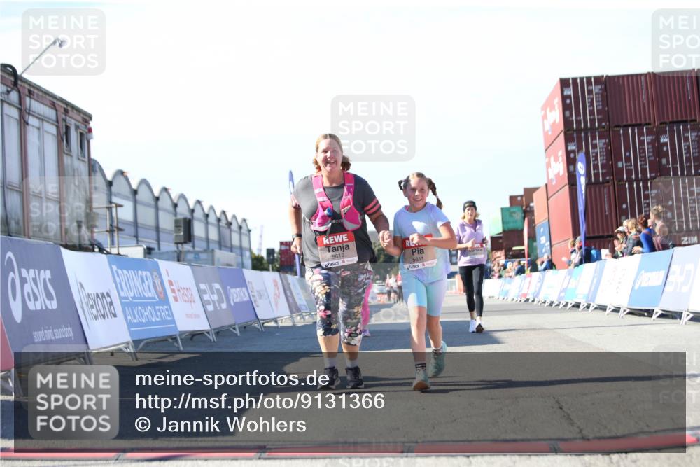 03.10.2025 - Köhlbrandbrückenlauf Jannik Wohlers http://msf.ph/oto/9131366 03.10.2025 13:50:15 Ziel 5225, 5547, 5611, 5612 meine-sportfotos.de