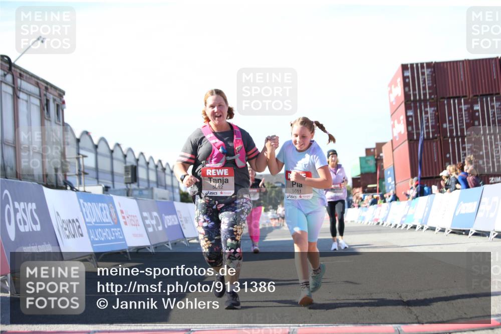 03.10.2025 - Köhlbrandbrückenlauf Jannik Wohlers http://msf.ph/oto/9131386 03.10.2025 13:50:16 Ziel 5225, 5547, 5611, 5612 meine-sportfotos.de