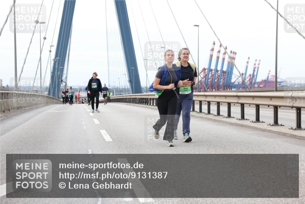03.10.2025 - Köhlbrandbrückenlauf Lena Gebhardt http://msf.ph/oto/9131387 03.10.2025 16:07:53 Position 2 9684 meine-sportfotos.de