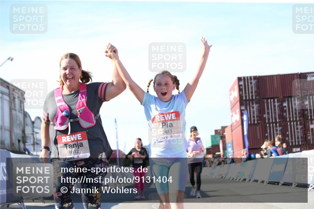 03.10.2025 - Köhlbrandbrückenlauf Jannik Wohlers http://msf.ph/oto/9131404 03.10.2025 13:50:16 Ziel 5225, 5547, 5611, 5612 meine-sportfotos.de