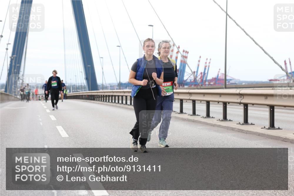 03.10.2025 - Köhlbrandbrückenlauf Lena Gebhardt http://msf.ph/oto/9131411 03.10.2025 16:07:54 Position 2 684 meine-sportfotos.de