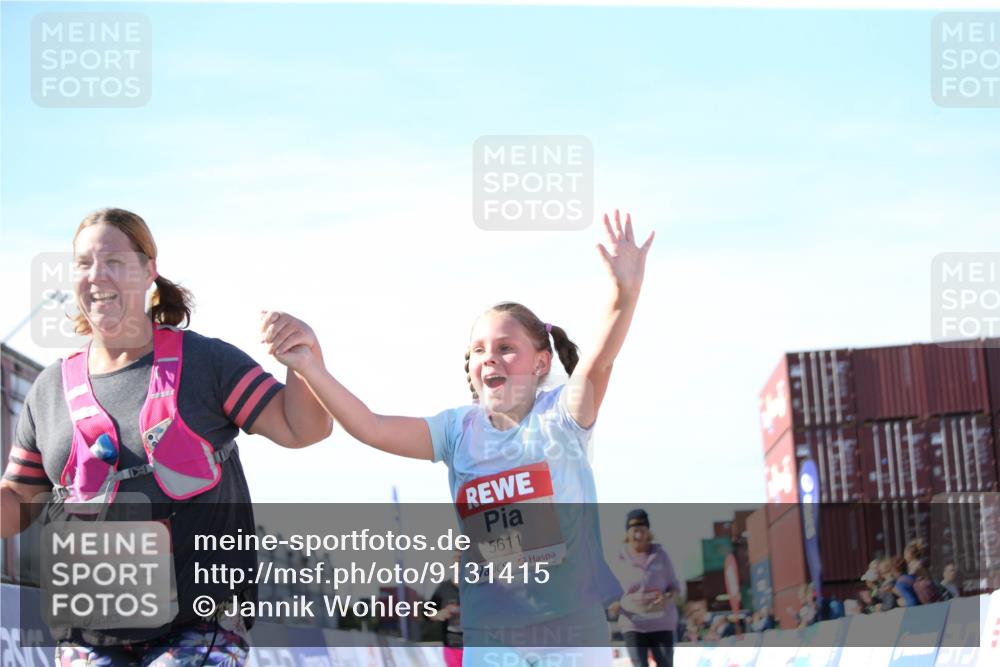 03.10.2025 - Köhlbrandbrückenlauf Jannik Wohlers http://msf.ph/oto/9131415 03.10.2025 13:50:17 Ziel 5225, 5547, 5611, 5612 meine-sportfotos.de