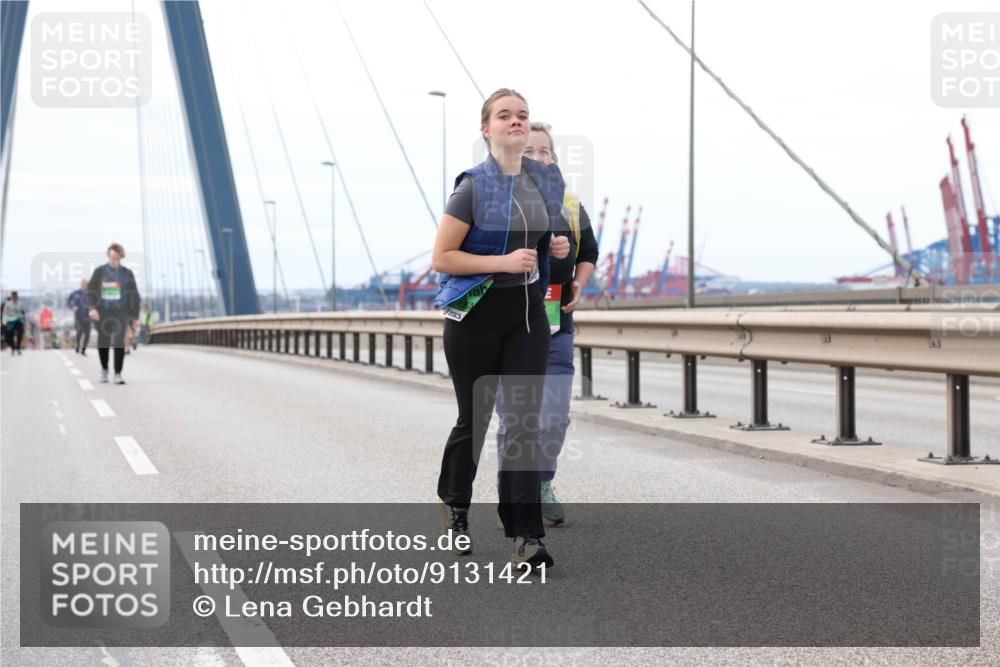 03.10.2025 - Köhlbrandbrückenlauf Lena Gebhardt http://msf.ph/oto/9131421 03.10.2025 16:07:55 Position 2  meine-sportfotos.de