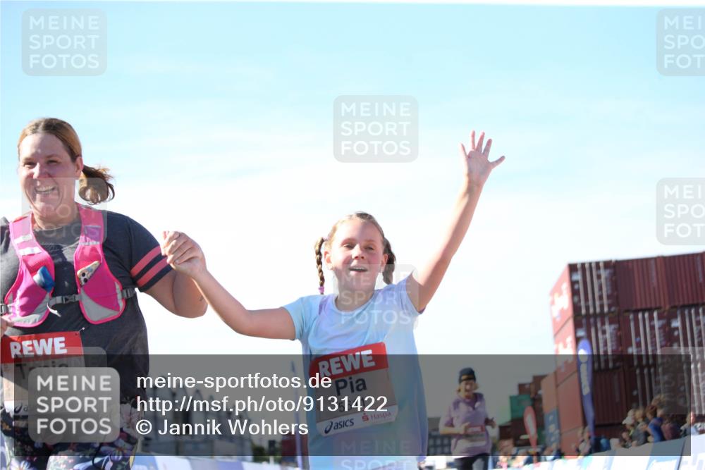 03.10.2025 - Köhlbrandbrückenlauf Jannik Wohlers http://msf.ph/oto/9131422 03.10.2025 13:50:17 Ziel 5225, 5547, 5611, 5612 meine-sportfotos.de