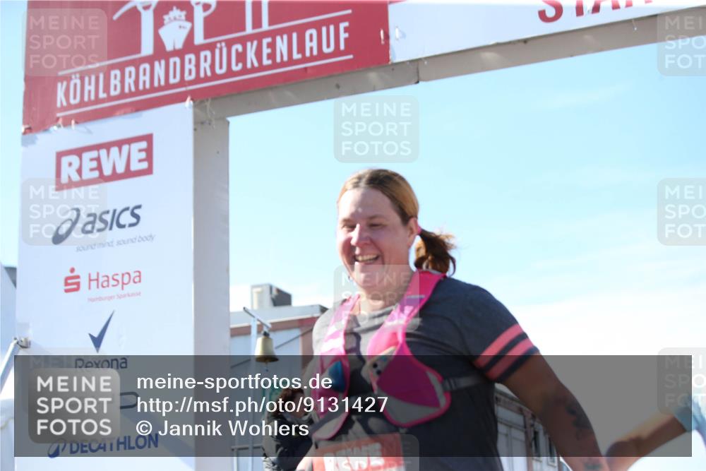 03.10.2025 - Köhlbrandbrückenlauf Jannik Wohlers http://msf.ph/oto/9131427 03.10.2025 13:50:17 Ziel 5225, 5547, 5611, 5612 meine-sportfotos.de