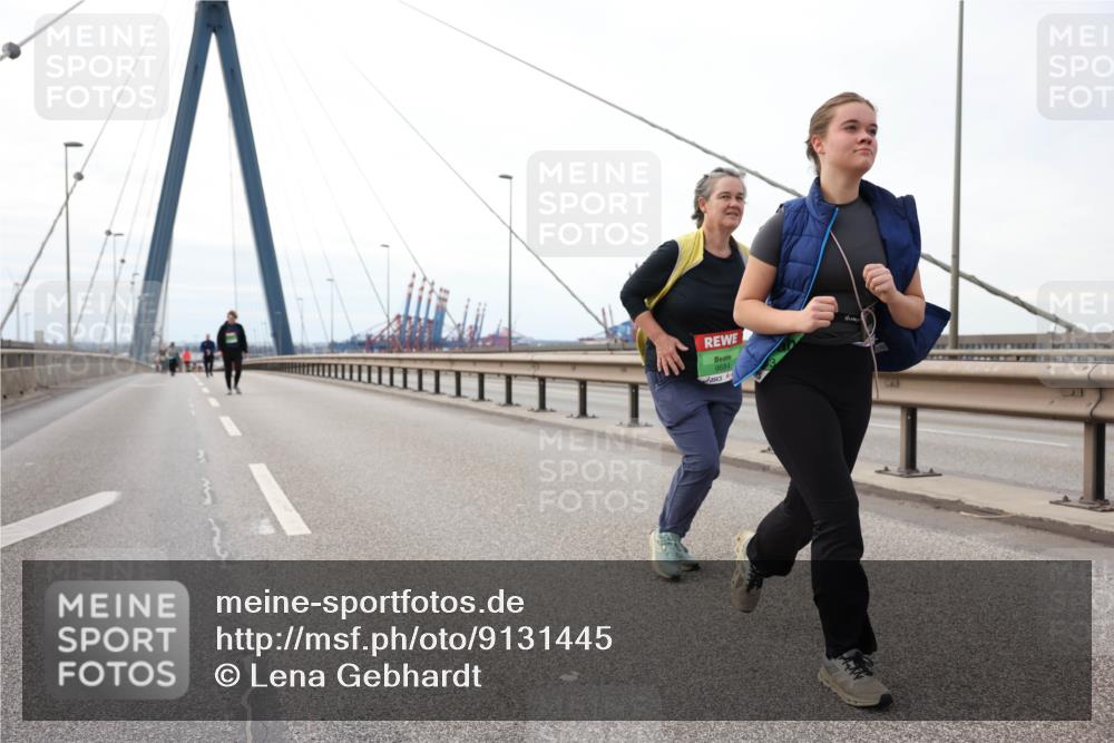03.10.2025 - Köhlbrandbrückenlauf Lena Gebhardt http://msf.ph/oto/9131445 03.10.2025 16:07:57 Position 2 9684 meine-sportfotos.de