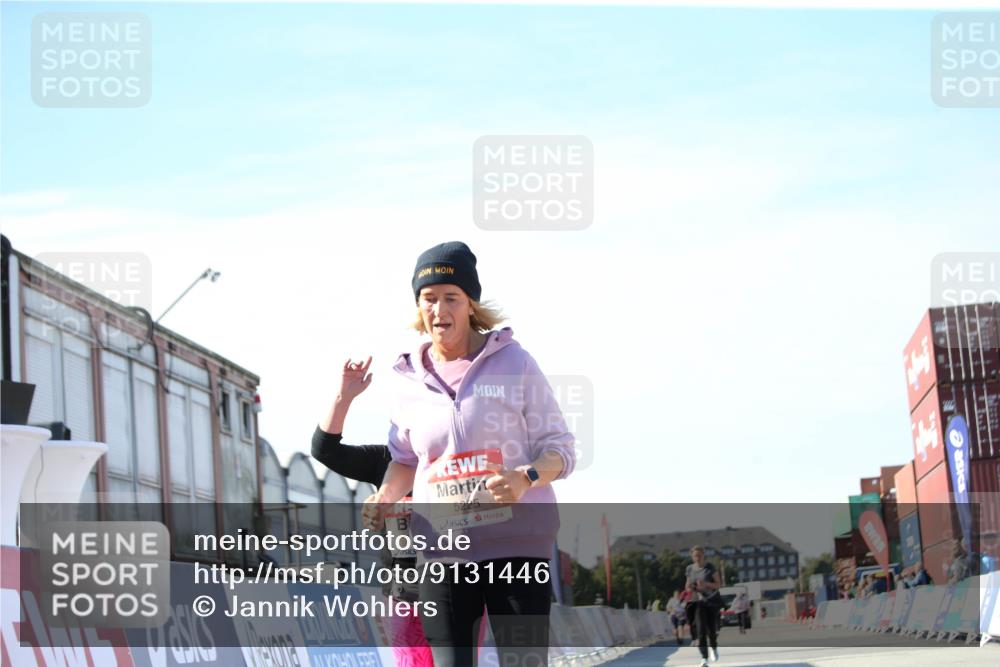 03.10.2025 - Köhlbrandbrückenlauf Jannik Wohlers http://msf.ph/oto/9131446 03.10.2025 13:50:21 Ziel 5225, 5547, 5611, 5612 meine-sportfotos.de