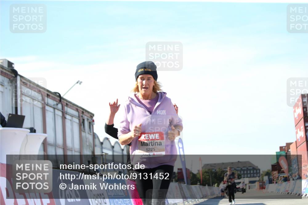 03.10.2025 - Köhlbrandbrückenlauf Jannik Wohlers http://msf.ph/oto/9131452 03.10.2025 13:50:21 Ziel 5225, 5547, 5611, 5612 meine-sportfotos.de