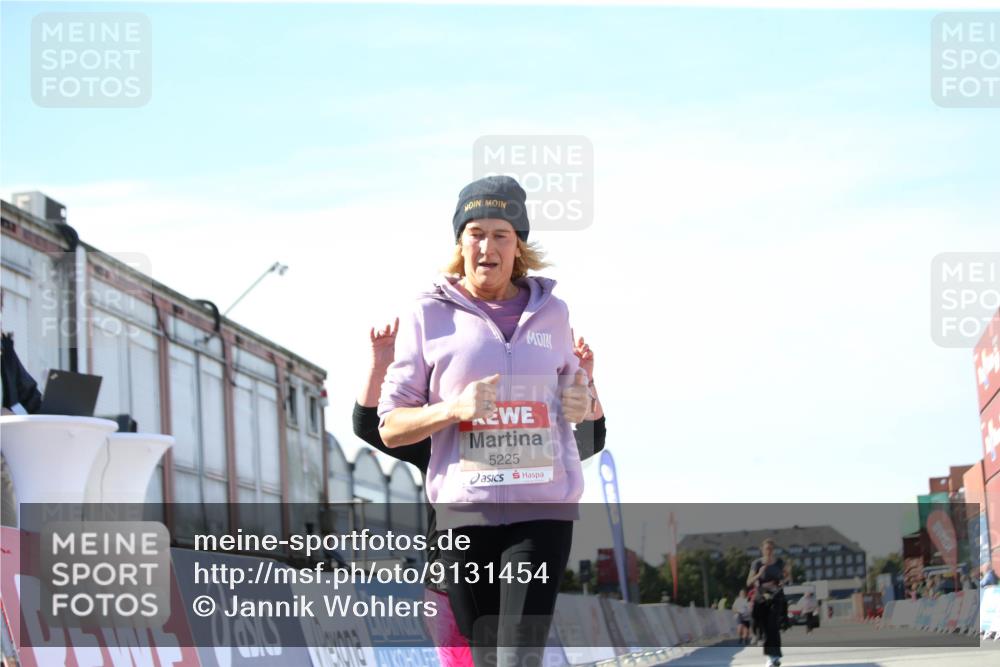 03.10.2025 - Köhlbrandbrückenlauf Jannik Wohlers http://msf.ph/oto/9131454 03.10.2025 13:50:21 Ziel 5225, 5547, 5611, 5612 meine-sportfotos.de