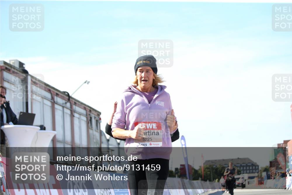 03.10.2025 - Köhlbrandbrückenlauf Jannik Wohlers http://msf.ph/oto/9131459 03.10.2025 13:50:21 Ziel 5225, 5547, 5611, 5612 meine-sportfotos.de