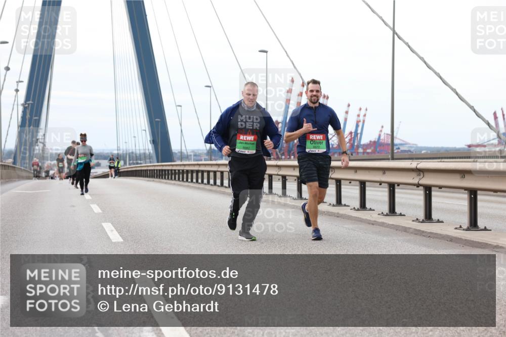 03.10.2025 - Köhlbrandbrückenlauf Lena Gebhardt http://msf.ph/oto/9131478 03.10.2025 16:08:08 Position 2 8682, 8672 meine-sportfotos.de