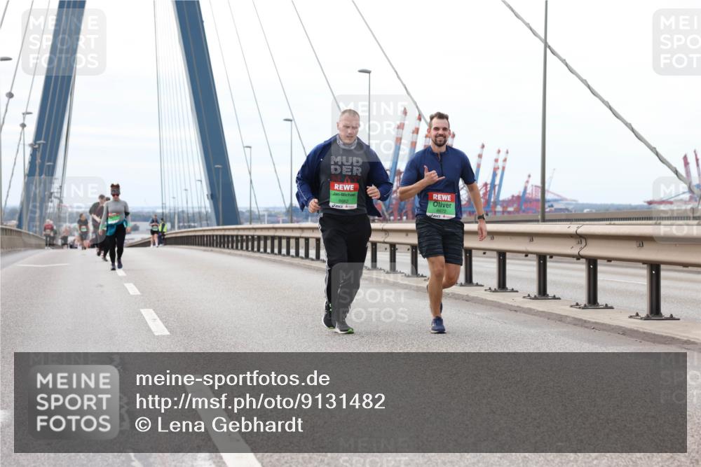 03.10.2025 - Köhlbrandbrückenlauf Lena Gebhardt http://msf.ph/oto/9131482 03.10.2025 16:08:08 Position 2 8682, 8672 meine-sportfotos.de