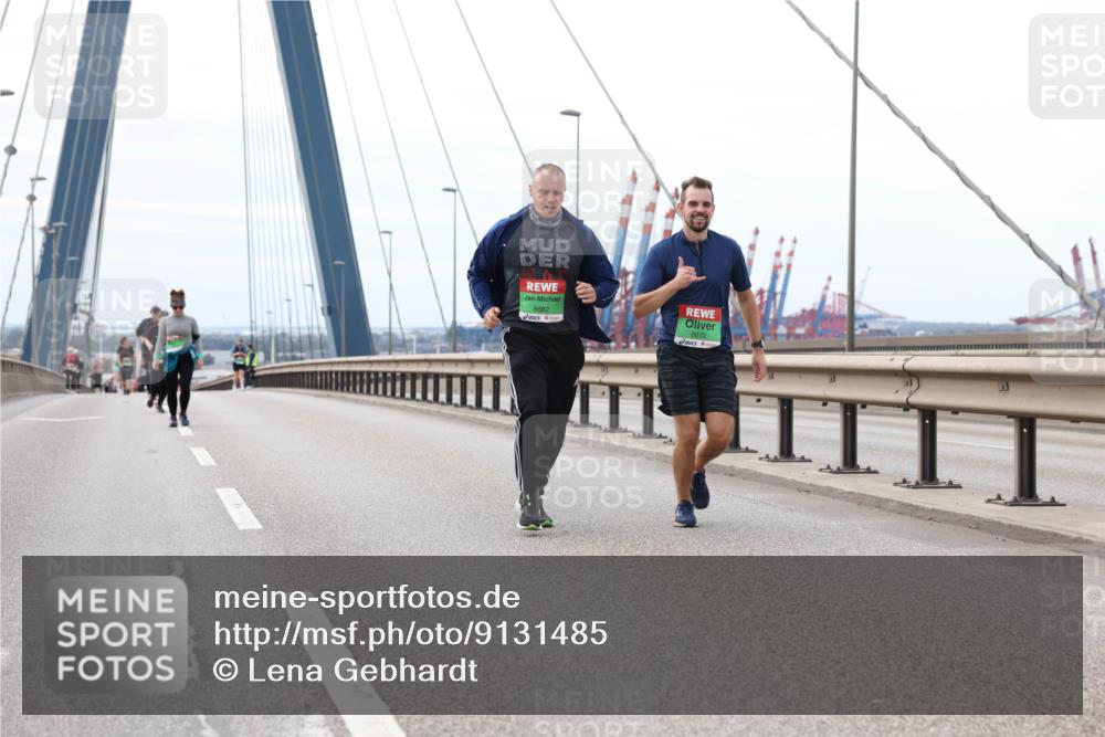 03.10.2025 - Köhlbrandbrückenlauf Lena Gebhardt http://msf.ph/oto/9131485 03.10.2025 16:08:08 Position 2 8682, 8672 meine-sportfotos.de