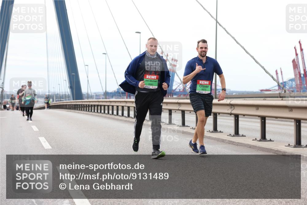 03.10.2025 - Köhlbrandbrückenlauf Lena Gebhardt http://msf.ph/oto/9131489 03.10.2025 16:08:08 Position 2 8682, 8672 meine-sportfotos.de
