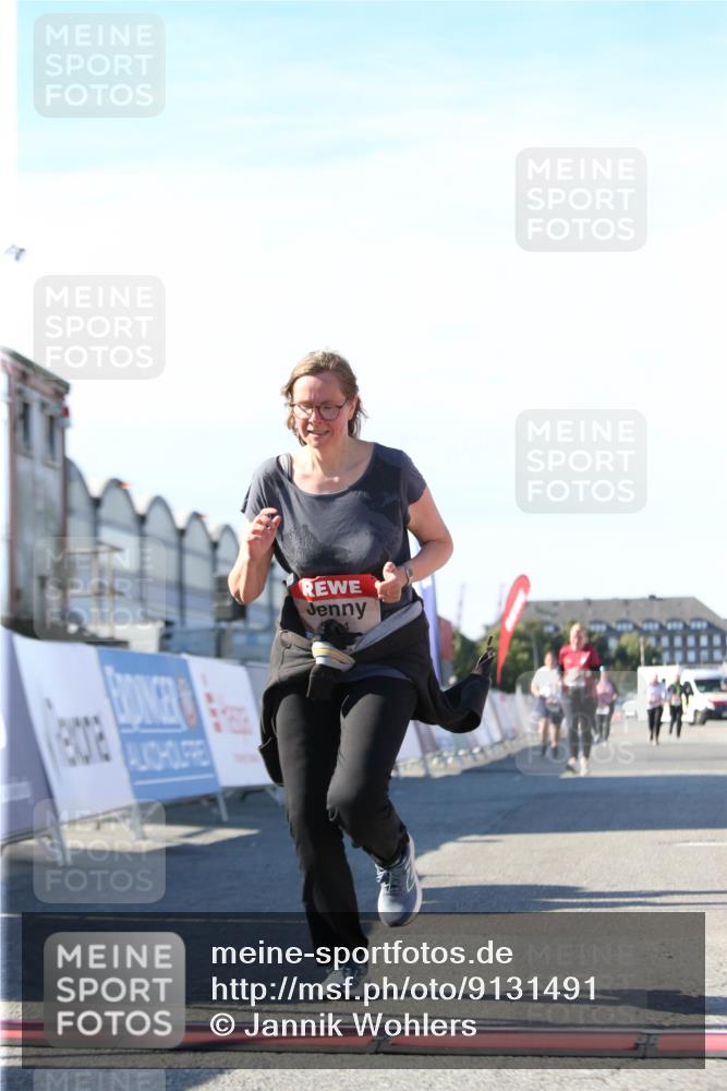 03.10.2025 - Köhlbrandbrückenlauf Jannik Wohlers http://msf.ph/oto/9131491 03.10.2025 13:50:30 Ziel 5225, 5294, 5547 meine-sportfotos.de