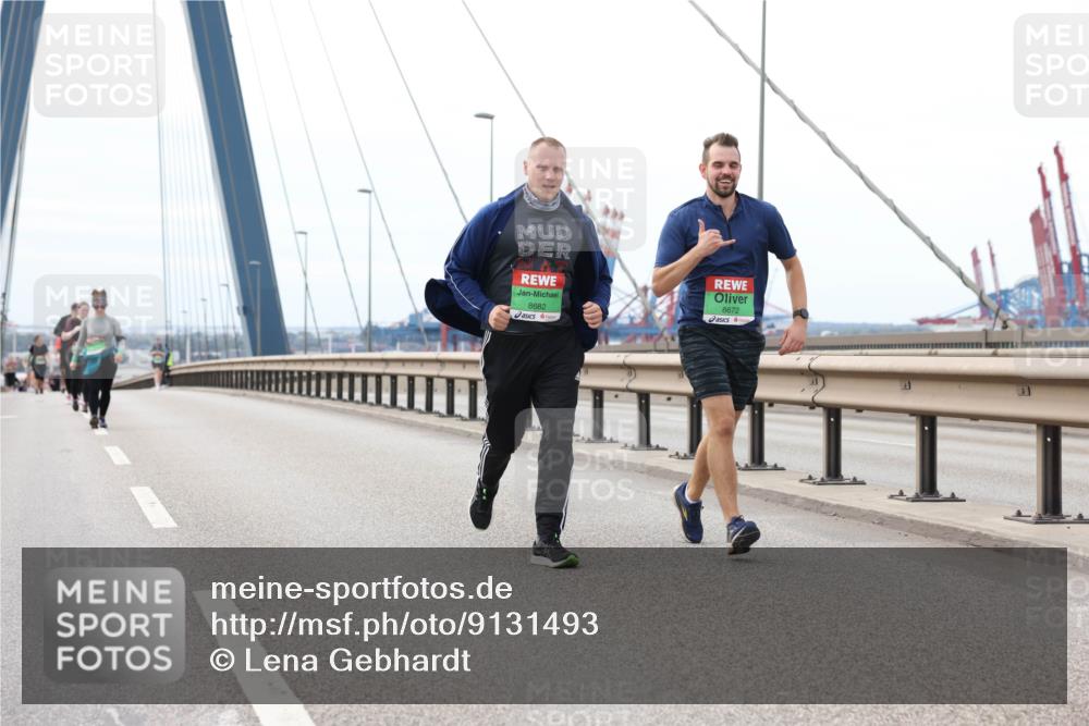 03.10.2025 - Köhlbrandbrückenlauf Lena Gebhardt http://msf.ph/oto/9131493 03.10.2025 16:08:09 Position 2 8682, 8672 meine-sportfotos.de