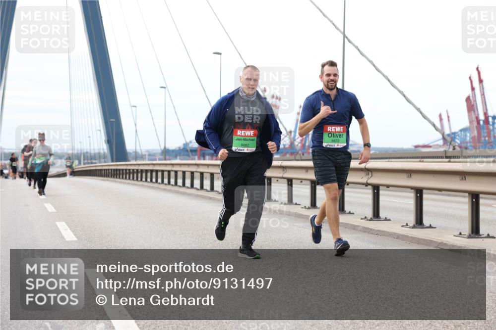 03.10.2025 - Köhlbrandbrückenlauf Lena Gebhardt http://msf.ph/oto/9131497 03.10.2025 16:08:09 Position 2 8682, 8672 meine-sportfotos.de