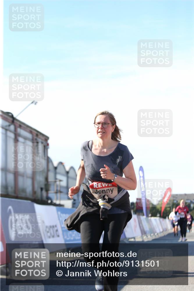 03.10.2025 - Köhlbrandbrückenlauf Jannik Wohlers http://msf.ph/oto/9131501 03.10.2025 13:50:30 Ziel 5225, 5294, 5547 meine-sportfotos.de