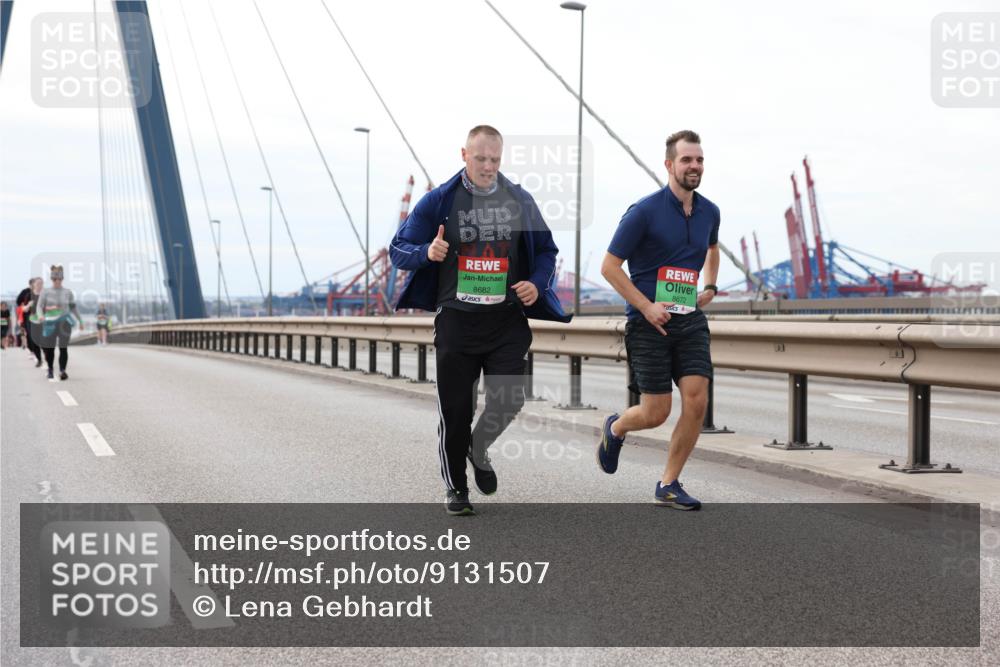 03.10.2025 - Köhlbrandbrückenlauf Lena Gebhardt http://msf.ph/oto/9131507 03.10.2025 16:08:09 Position 2 8682, 8672 meine-sportfotos.de
