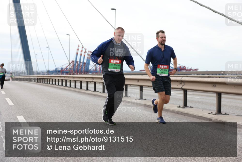 03.10.2025 - Köhlbrandbrückenlauf Lena Gebhardt http://msf.ph/oto/9131515 03.10.2025 16:08:09 Position 2 8682, 8672 meine-sportfotos.de