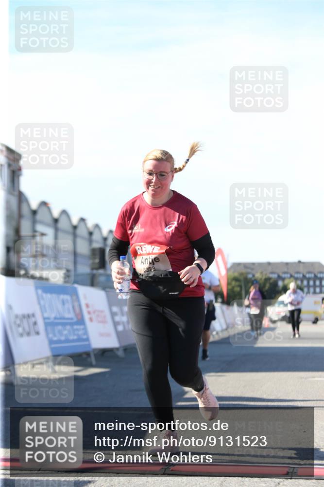 03.10.2025 - Köhlbrandbrückenlauf Jannik Wohlers http://msf.ph/oto/9131523 03.10.2025 13:50:38 Ziel 5294, 5323, 5608 meine-sportfotos.de