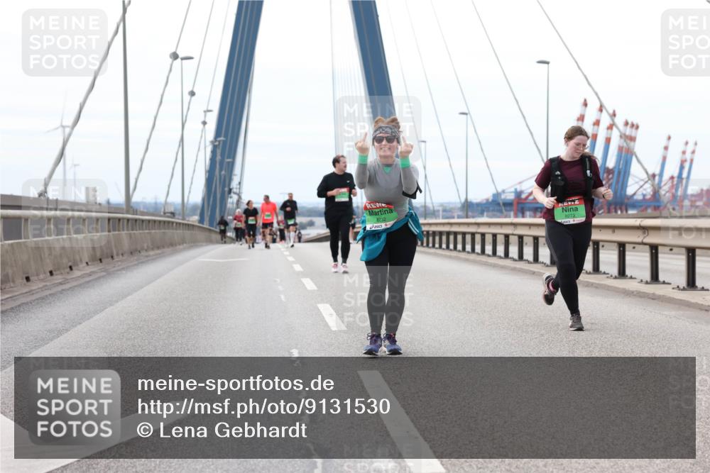 03.10.2025 - Köhlbrandbrückenlauf Lena Gebhardt http://msf.ph/oto/9131530 03.10.2025 16:08:17 Position 2 8232, 8273 meine-sportfotos.de