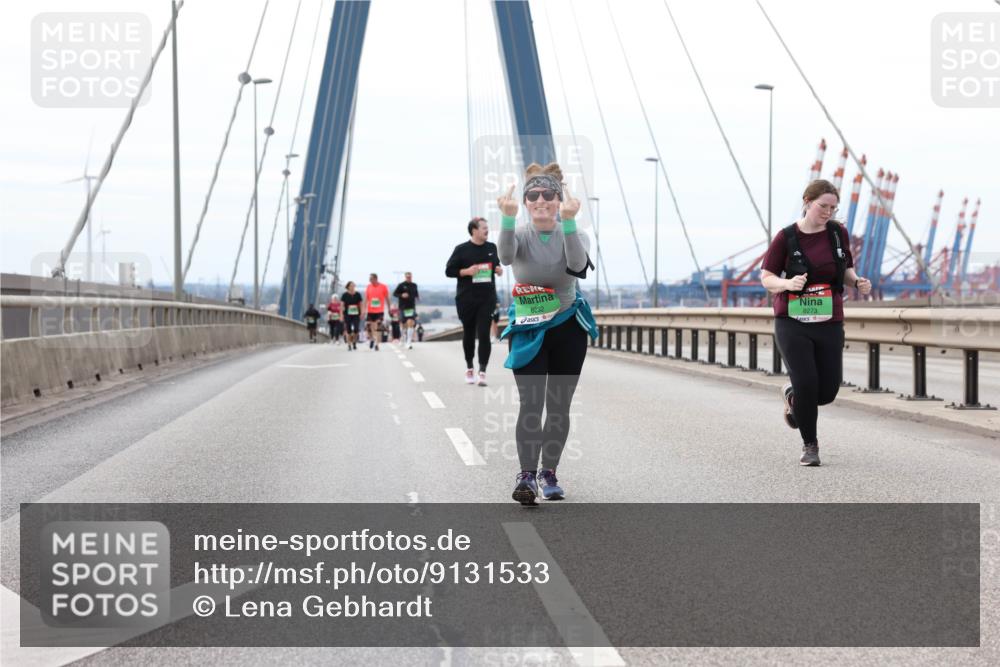 03.10.2025 - Köhlbrandbrückenlauf Lena Gebhardt http://msf.ph/oto/9131533 03.10.2025 16:08:17 Position 2 8232, 8273 meine-sportfotos.de