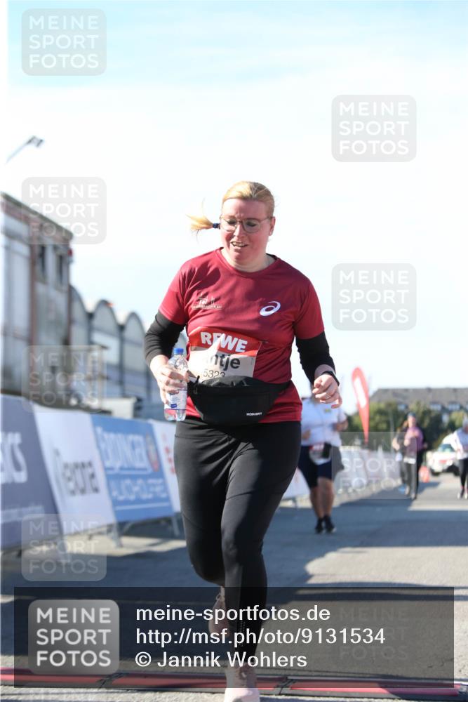 03.10.2025 - Köhlbrandbrückenlauf Jannik Wohlers http://msf.ph/oto/9131534 03.10.2025 13:50:38 Ziel 5294, 5323, 5608 meine-sportfotos.de