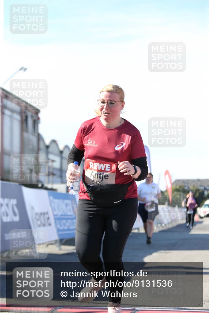 03.10.2025 - Köhlbrandbrückenlauf Jannik Wohlers http://msf.ph/oto/9131536 03.10.2025 13:50:38 Ziel 5294, 5323, 5608 meine-sportfotos.de