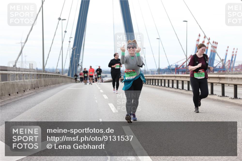 03.10.2025 - Köhlbrandbrückenlauf Lena Gebhardt http://msf.ph/oto/9131537 03.10.2025 16:08:17 Position 2 8232, 8273 meine-sportfotos.de