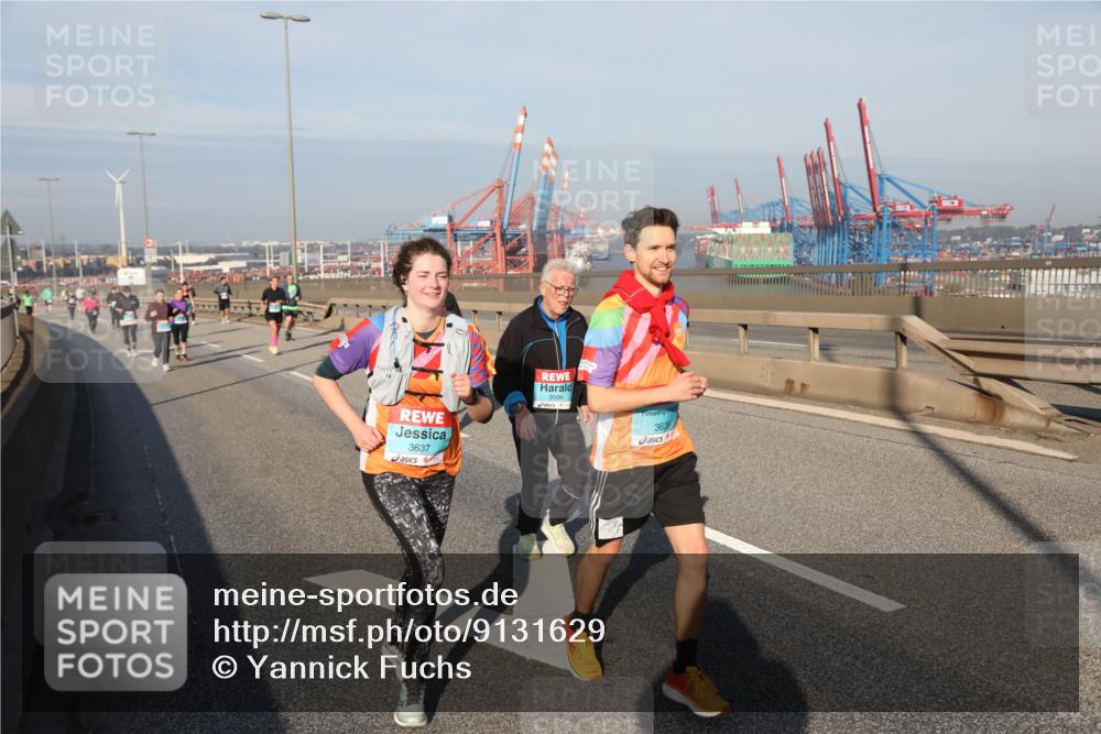 03.10.2025 - Köhlbrandbrückenlauf Yannick Fuchs http://msf.ph/oto/9131629 03.10.2025 09:03:42 Position 2 3637, 3096, 3639 meine-sportfotos.de