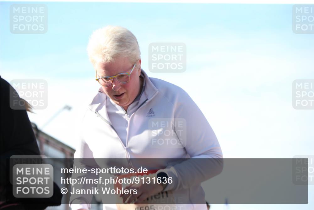 03.10.2025 - Köhlbrandbrückenlauf Jannik Wohlers http://msf.ph/oto/9131636 03.10.2025 13:50:52 Ziel 4851, 5472, 5595, 5608, 5992 meine-sportfotos.de