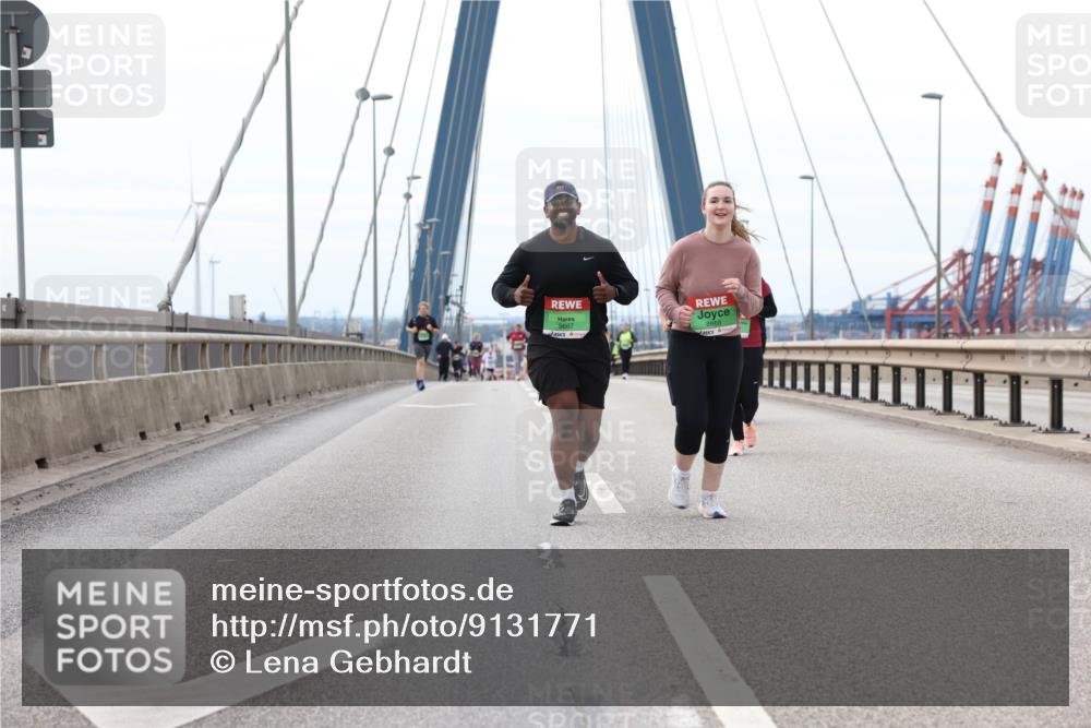 03.10.2025 - Köhlbrandbrückenlauf Lena Gebhardt http://msf.ph/oto/9131771 03.10.2025 16:08:52 Position 2 9667, 8668 meine-sportfotos.de