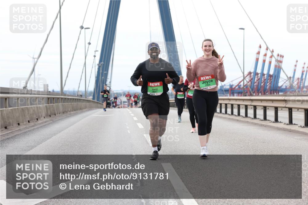 03.10.2025 - Köhlbrandbrückenlauf Lena Gebhardt http://msf.ph/oto/9131781 03.10.2025 16:08:52 Position 2 9667, 8668 meine-sportfotos.de