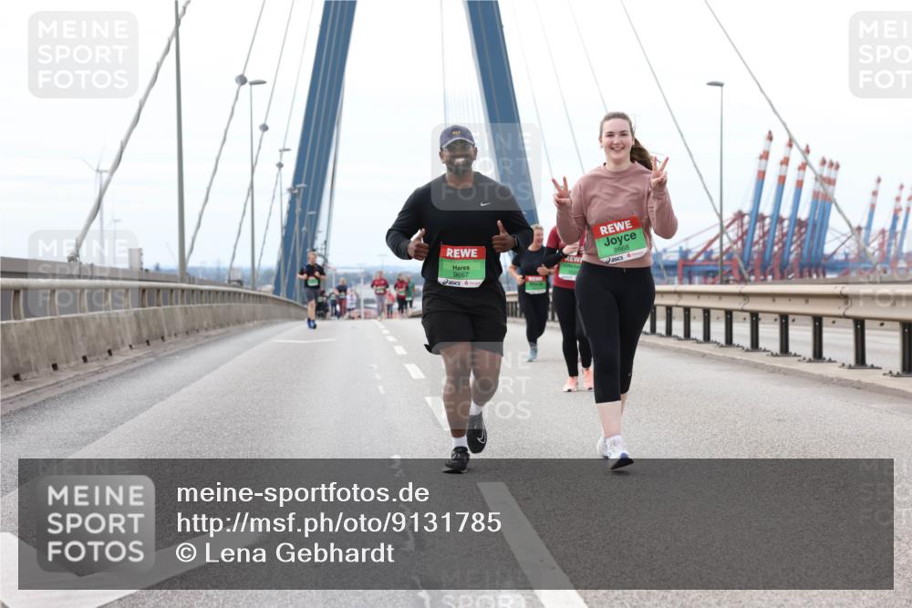 03.10.2025 - Köhlbrandbrückenlauf Lena Gebhardt http://msf.ph/oto/9131785 03.10.2025 16:08:53 Position 2 9667, 8668 meine-sportfotos.de