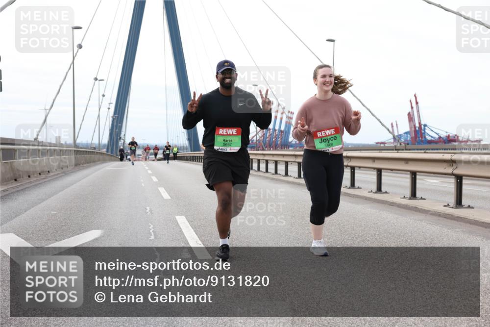 03.10.2025 - Köhlbrandbrückenlauf Lena Gebhardt http://msf.ph/oto/9131820 03.10.2025 16:08:54 Position 2 9667, 8668 meine-sportfotos.de