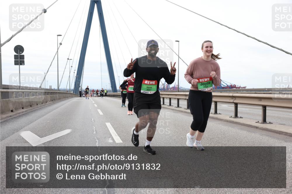 03.10.2025 - Köhlbrandbrückenlauf Lena Gebhardt http://msf.ph/oto/9131832 03.10.2025 16:08:54 Position 2 9667, 8668 meine-sportfotos.de