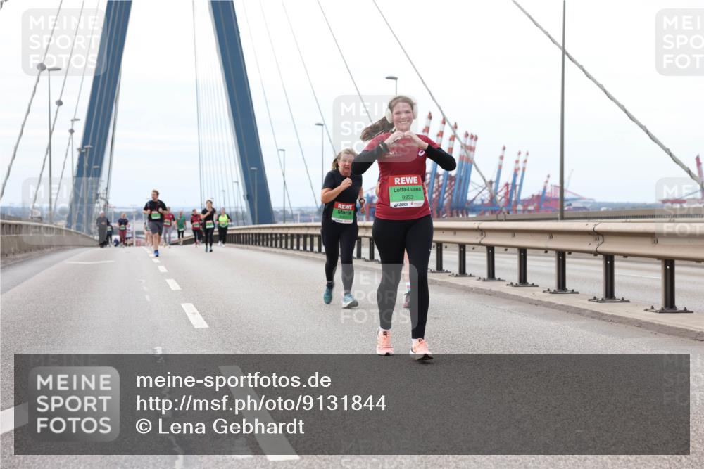 03.10.2025 - Köhlbrandbrückenlauf Lena Gebhardt http://msf.ph/oto/9131844 03.10.2025 16:08:56 Position 2 9233 meine-sportfotos.de