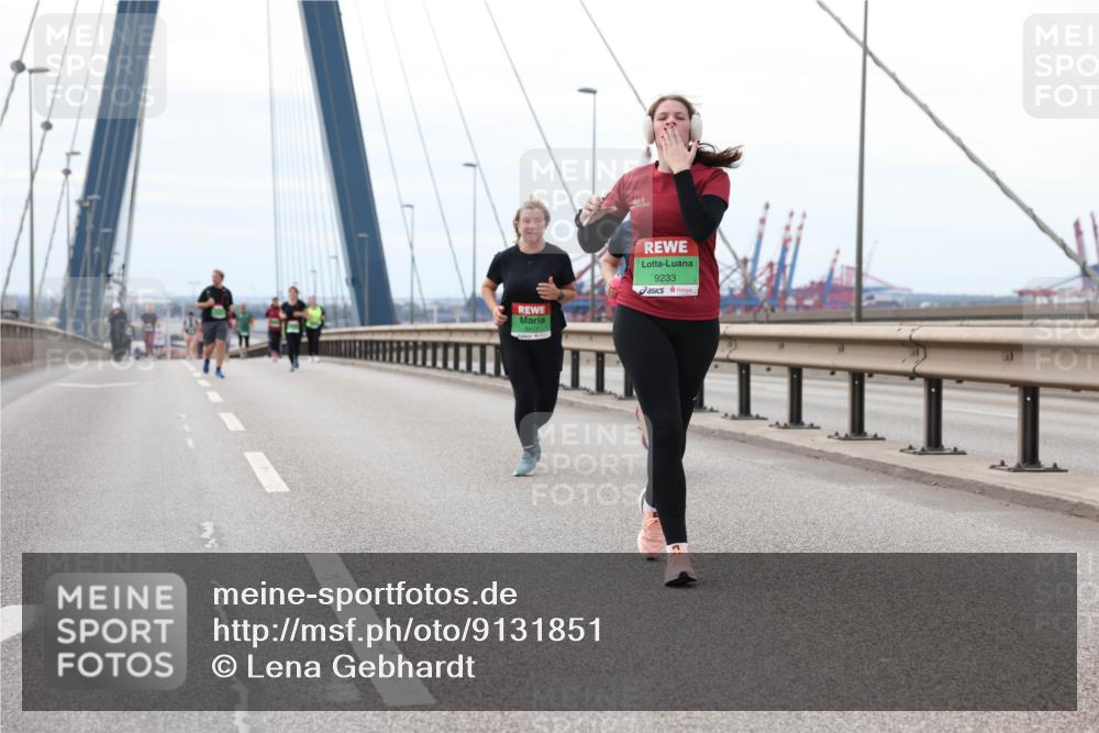 03.10.2025 - Köhlbrandbrückenlauf Lena Gebhardt http://msf.ph/oto/9131851 03.10.2025 16:08:56 Position 2 9233 meine-sportfotos.de