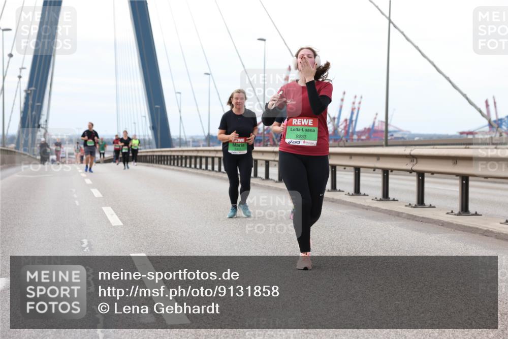 03.10.2025 - Köhlbrandbrückenlauf Lena Gebhardt http://msf.ph/oto/9131858 03.10.2025 16:08:56 Position 2 8431, 9233 meine-sportfotos.de