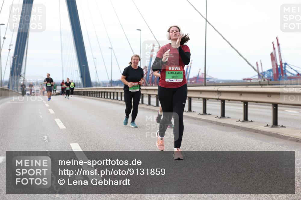 03.10.2025 - Köhlbrandbrückenlauf Lena Gebhardt http://msf.ph/oto/9131859 03.10.2025 16:08:57 Position 2 9233 meine-sportfotos.de