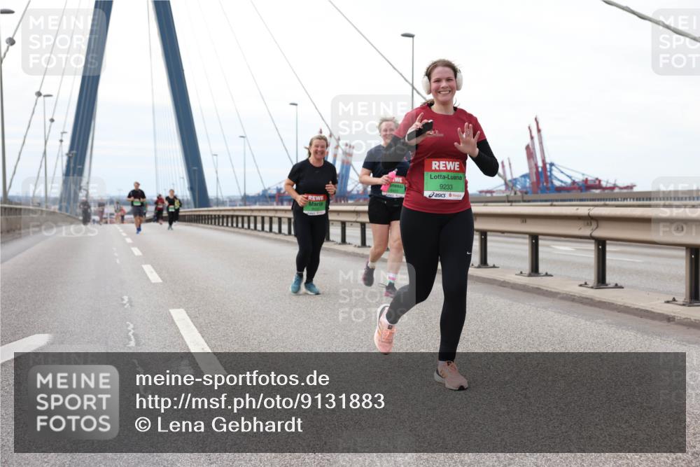 03.10.2025 - Köhlbrandbrückenlauf Lena Gebhardt http://msf.ph/oto/9131883 03.10.2025 16:08:57 Position 2 9233 meine-sportfotos.de
