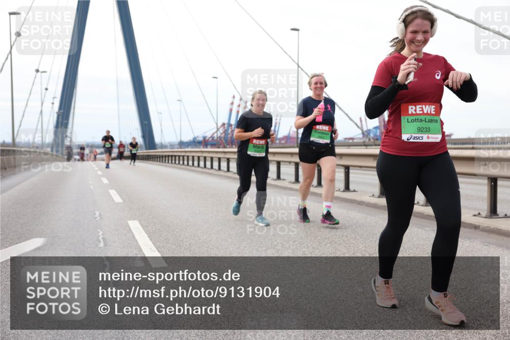 03.10.2025 - Köhlbrandbrückenlauf Lena Gebhardt http://msf.ph/oto/9131904 03.10.2025 16:08:58 Position 2 9233 meine-sportfotos.de