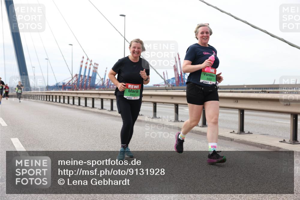 03.10.2025 - Köhlbrandbrückenlauf Lena Gebhardt http://msf.ph/oto/9131928 03.10.2025 16:08:59 Position 2 8431, 8405 meine-sportfotos.de