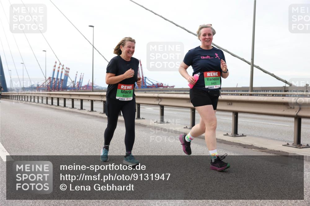 03.10.2025 - Köhlbrandbrückenlauf Lena Gebhardt http://msf.ph/oto/9131947 03.10.2025 16:08:59 Position 2 8431, 8405 meine-sportfotos.de